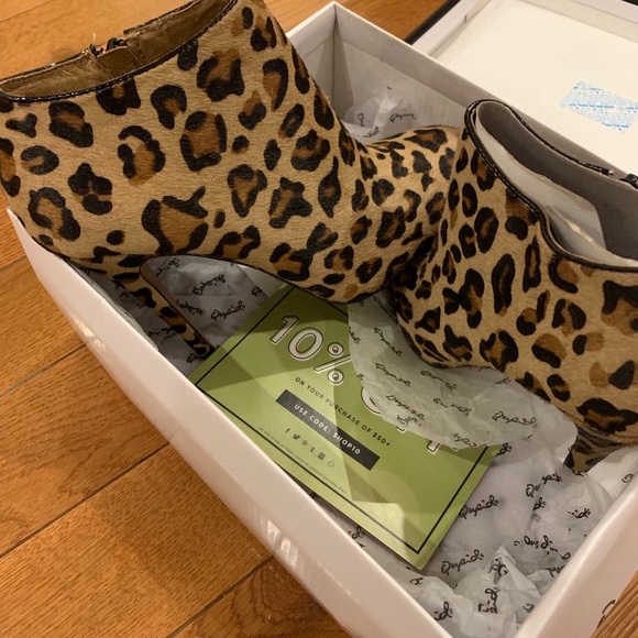 Aldo’s Leopard print ankle booties - Picture 2 of 3